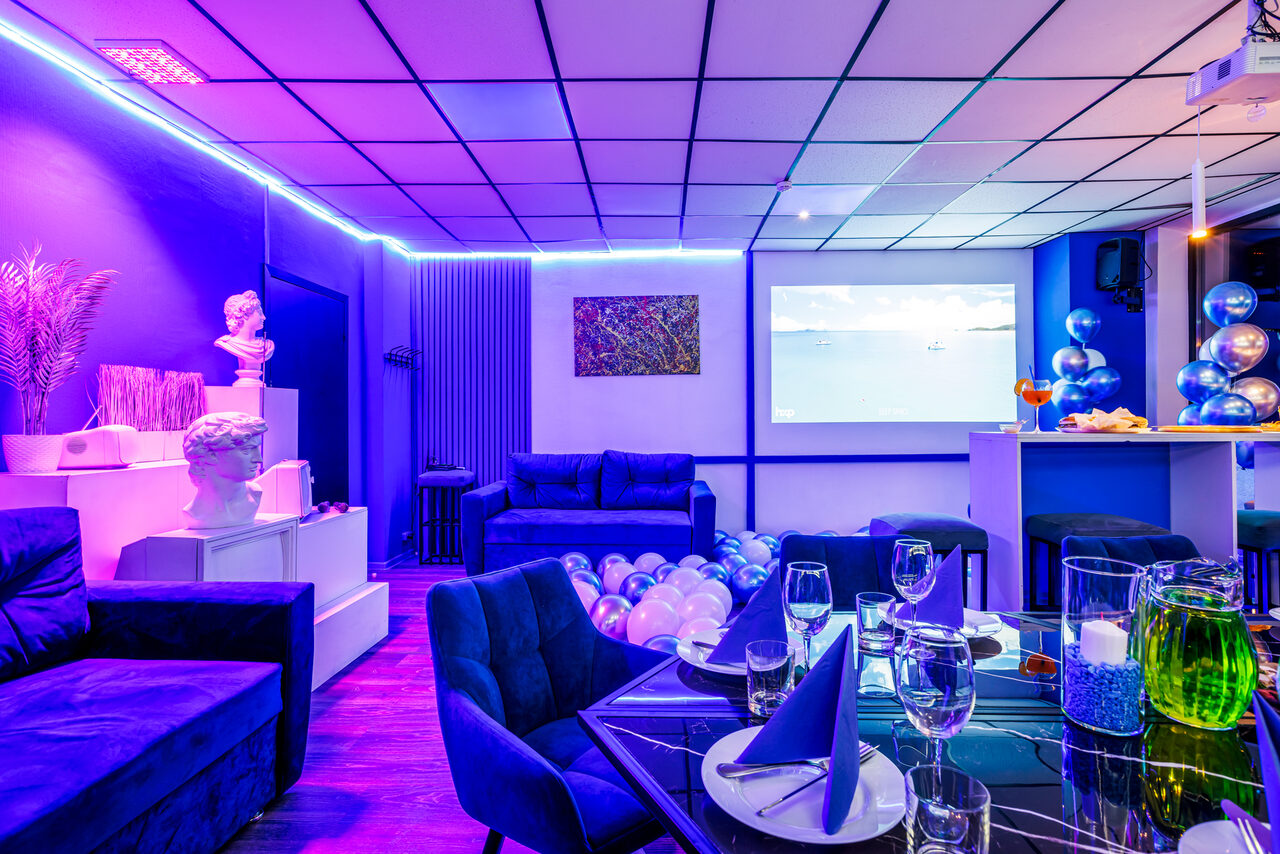 Арендовать Liberty. Яркий лофт-зал в бело-синем оформлении 