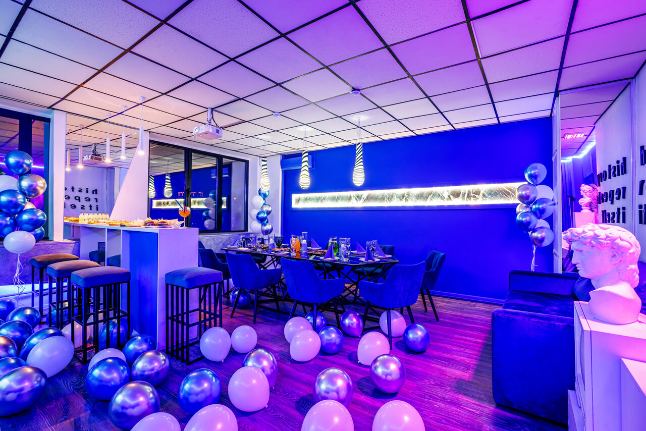 Арендовать Liberty. Яркий лофт-зал в бело-синем оформлении 