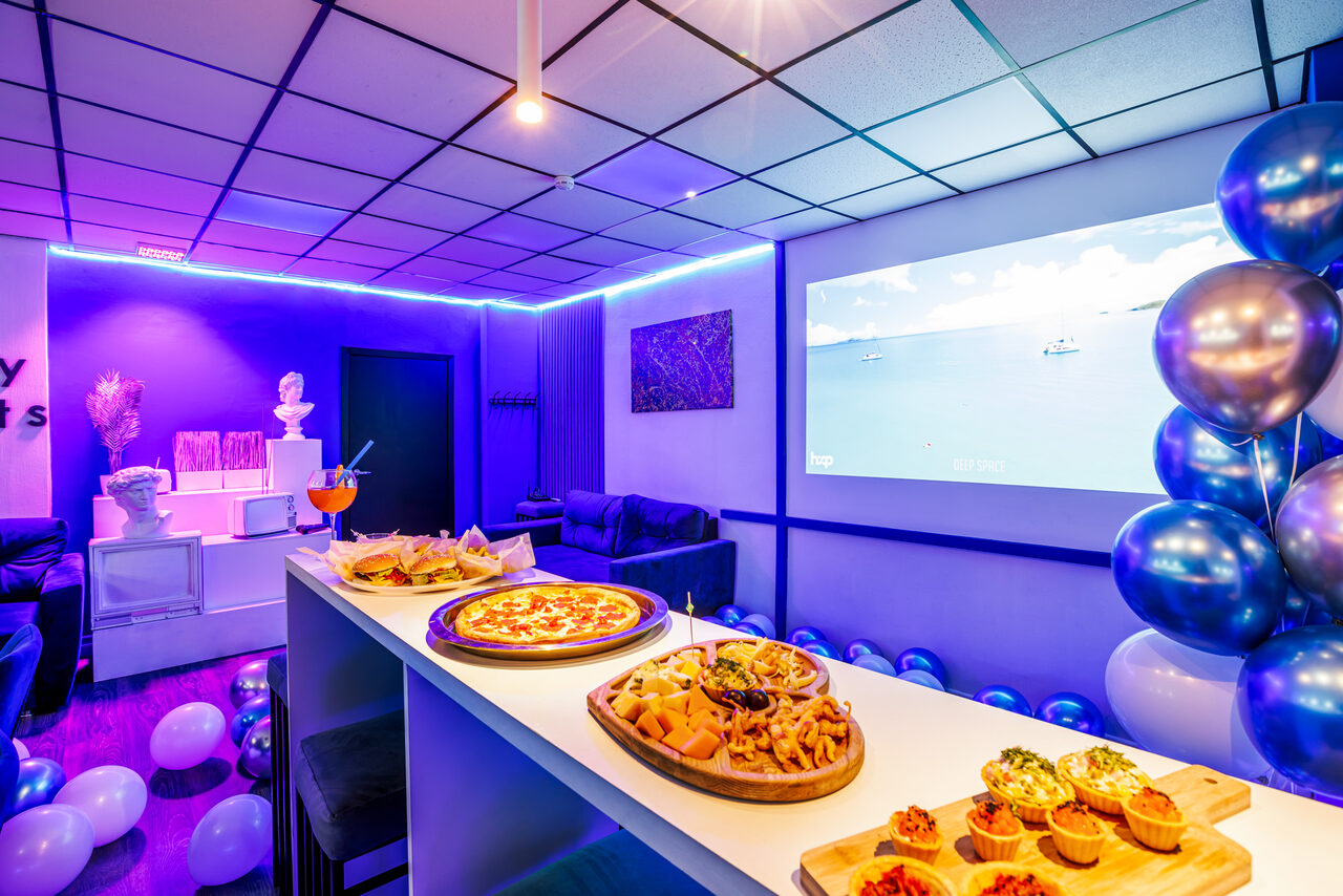 Арендовать Liberty. Яркий лофт-зал в бело-синем оформлении 