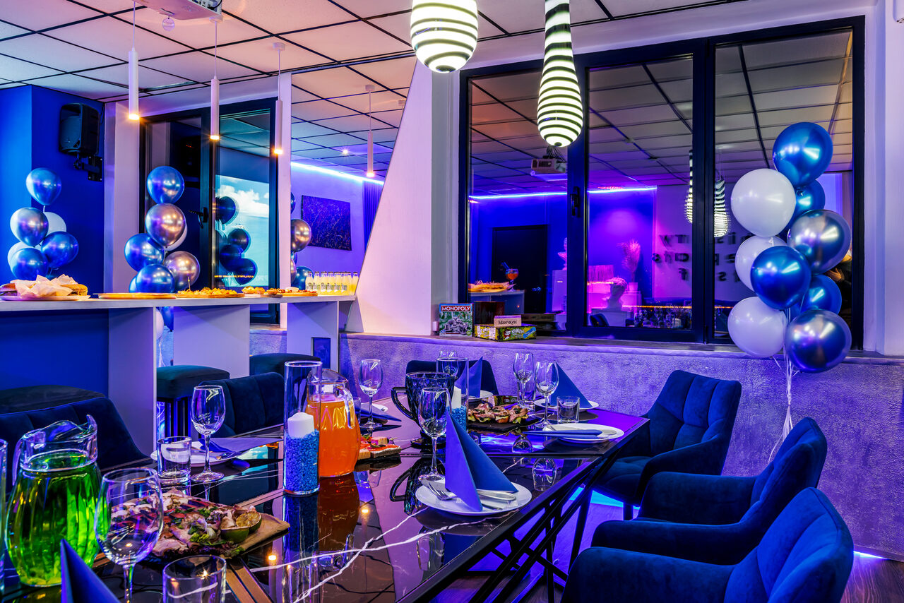 Арендовать Liberty. Яркий лофт-зал в бело-синем оформлении 