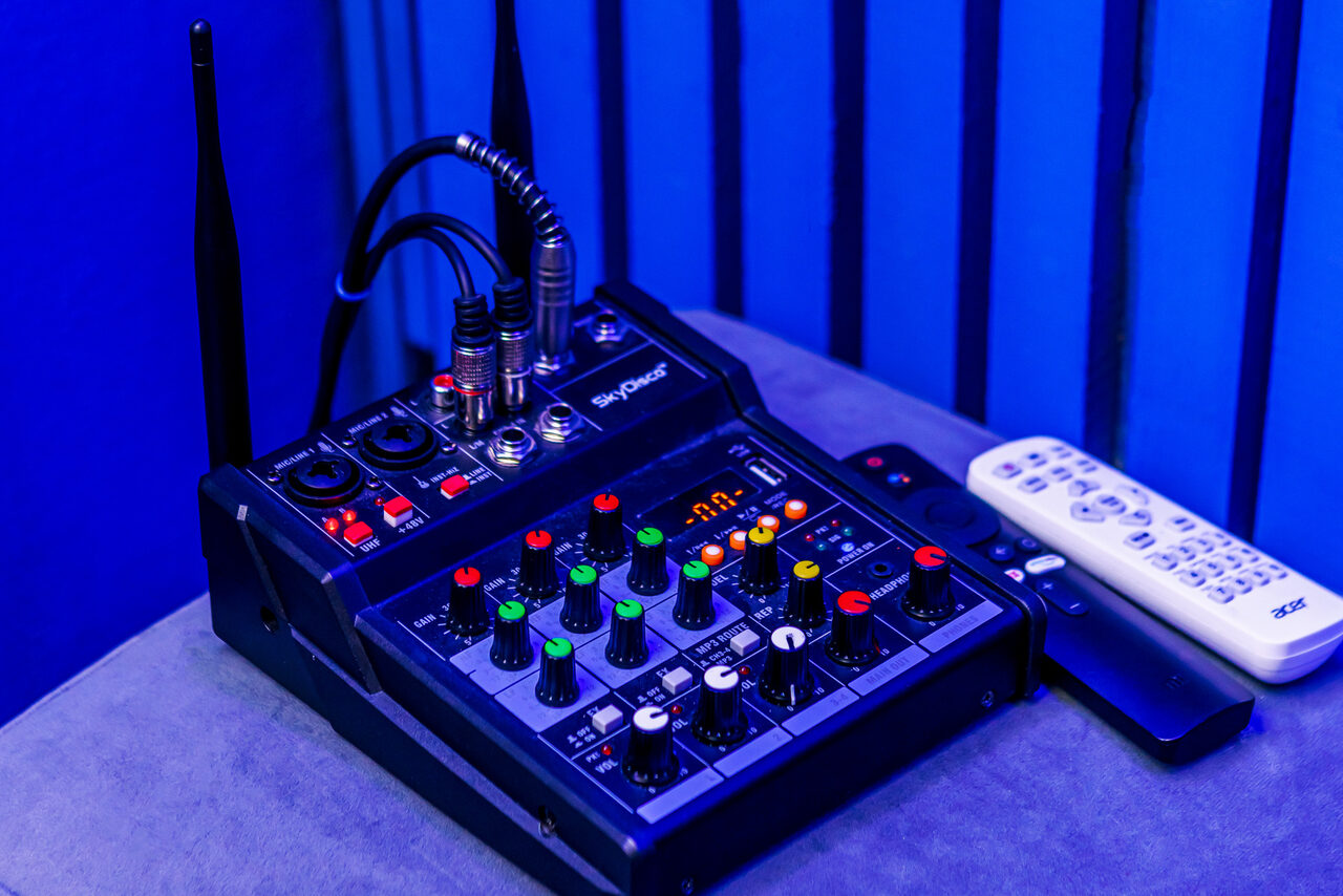 Арендовать Liberty. Яркий лофт-зал в бело-синем оформлении 