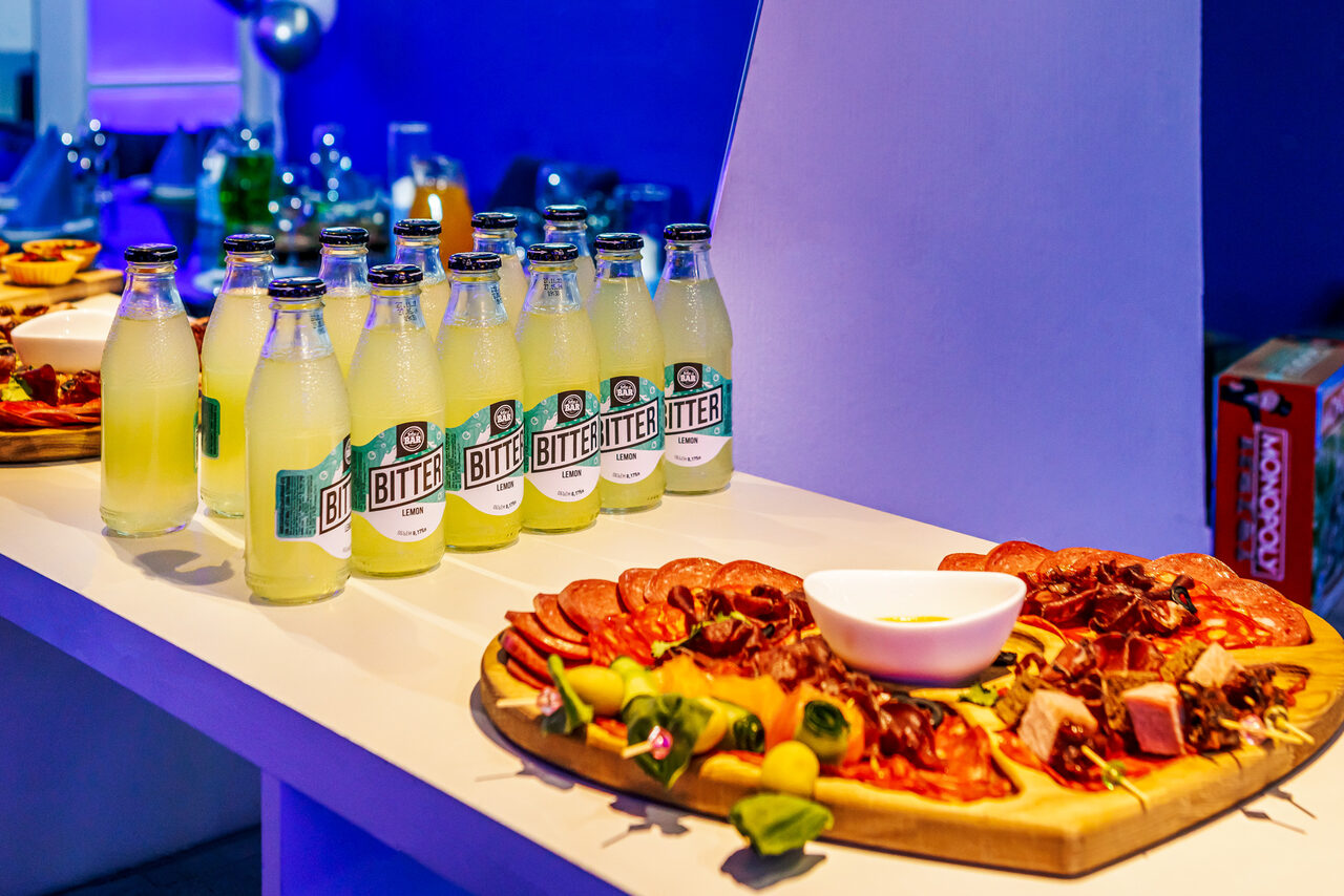 Арендовать Liberty. Яркий лофт-зал в бело-синем оформлении 