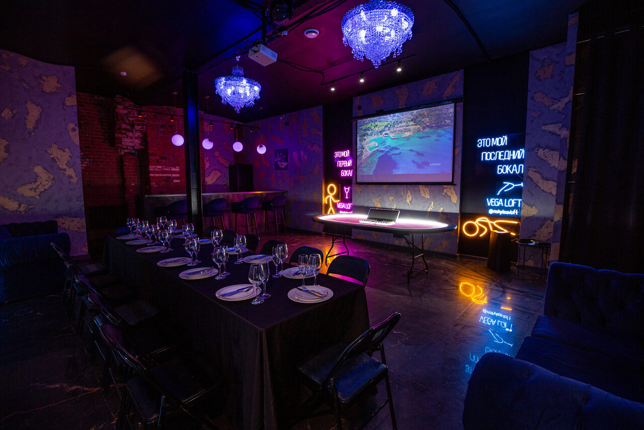 Арендовать Лофт в стиле казино с покерным столом