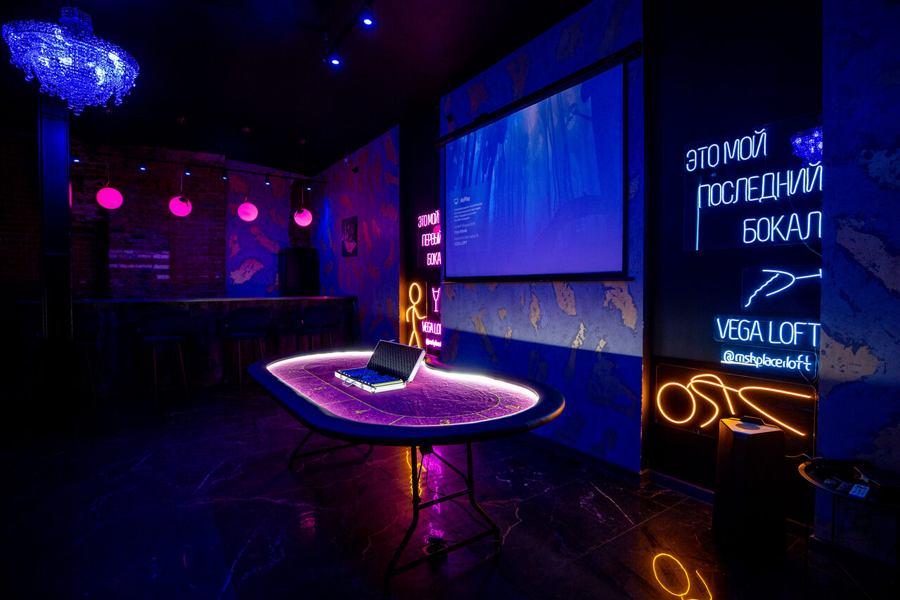 Арендовать Лофт в стиле казино с покерным столом