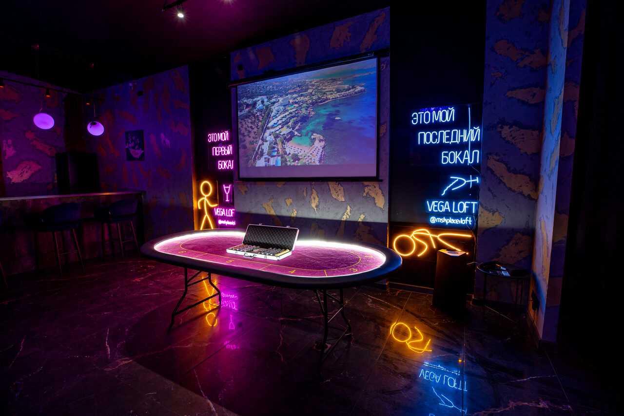 Арендовать Лофт в стиле казино с покерным столом