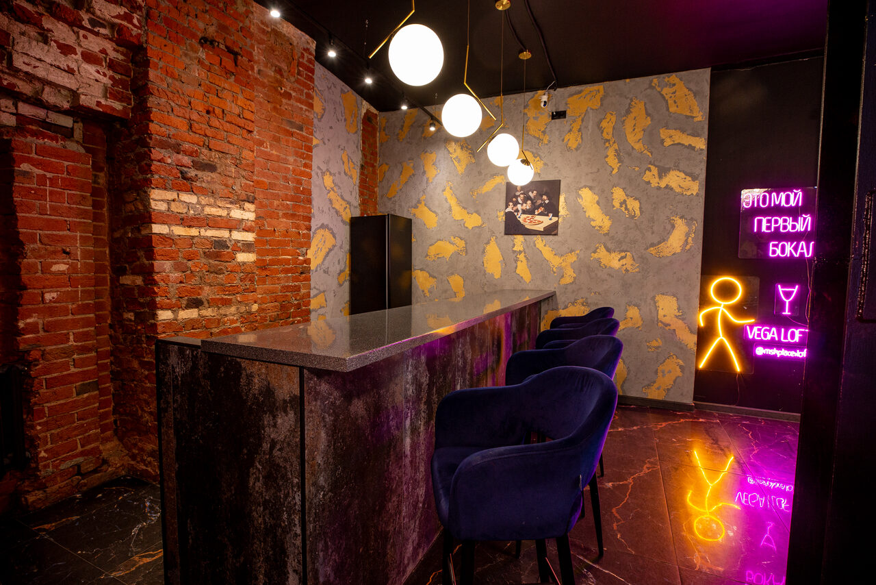 Арендовать Лофт в стиле казино с покерным столом