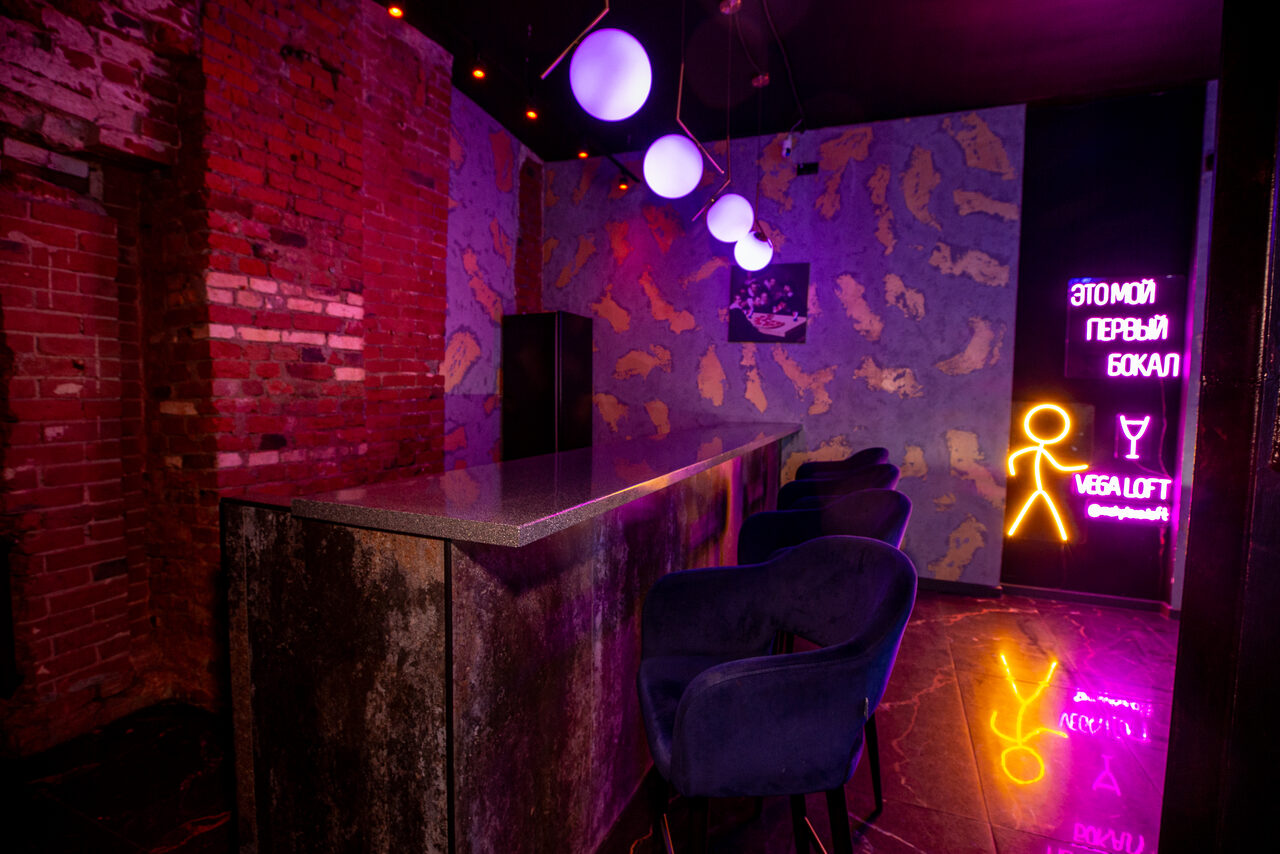 Арендовать Лофт в стиле казино с покерным столом