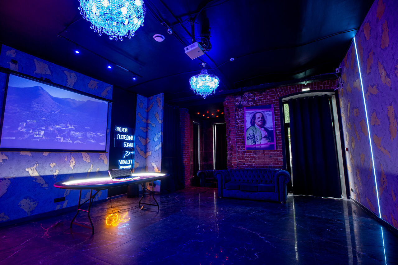 Арендовать Лофт в стиле казино с покерным столом