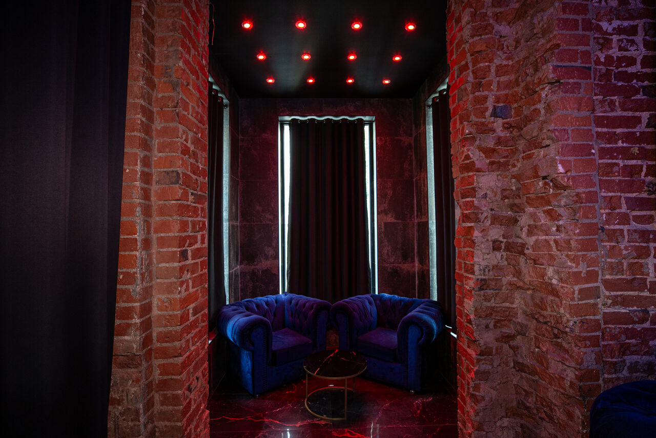 Арендовать Лофт в стиле казино с покерным столом