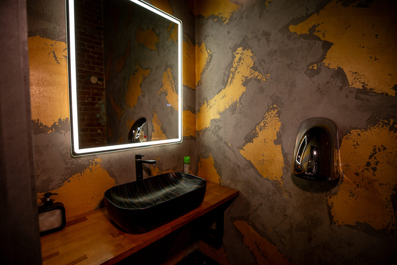 Арендовать Лофт в стиле казино с покерным столом