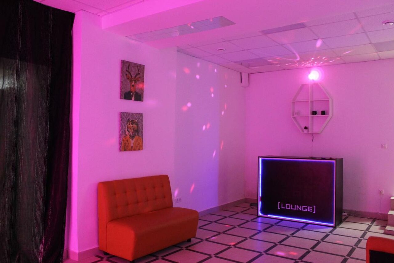 Арендовать Lv Loft. NEON LOUNGE Неоновый лофт-зал на Сходненской