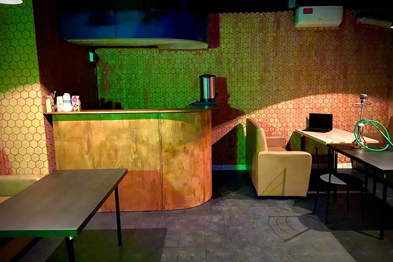 Арендовать BEE-LOUNGE Небольшой светлый лофт-зал
