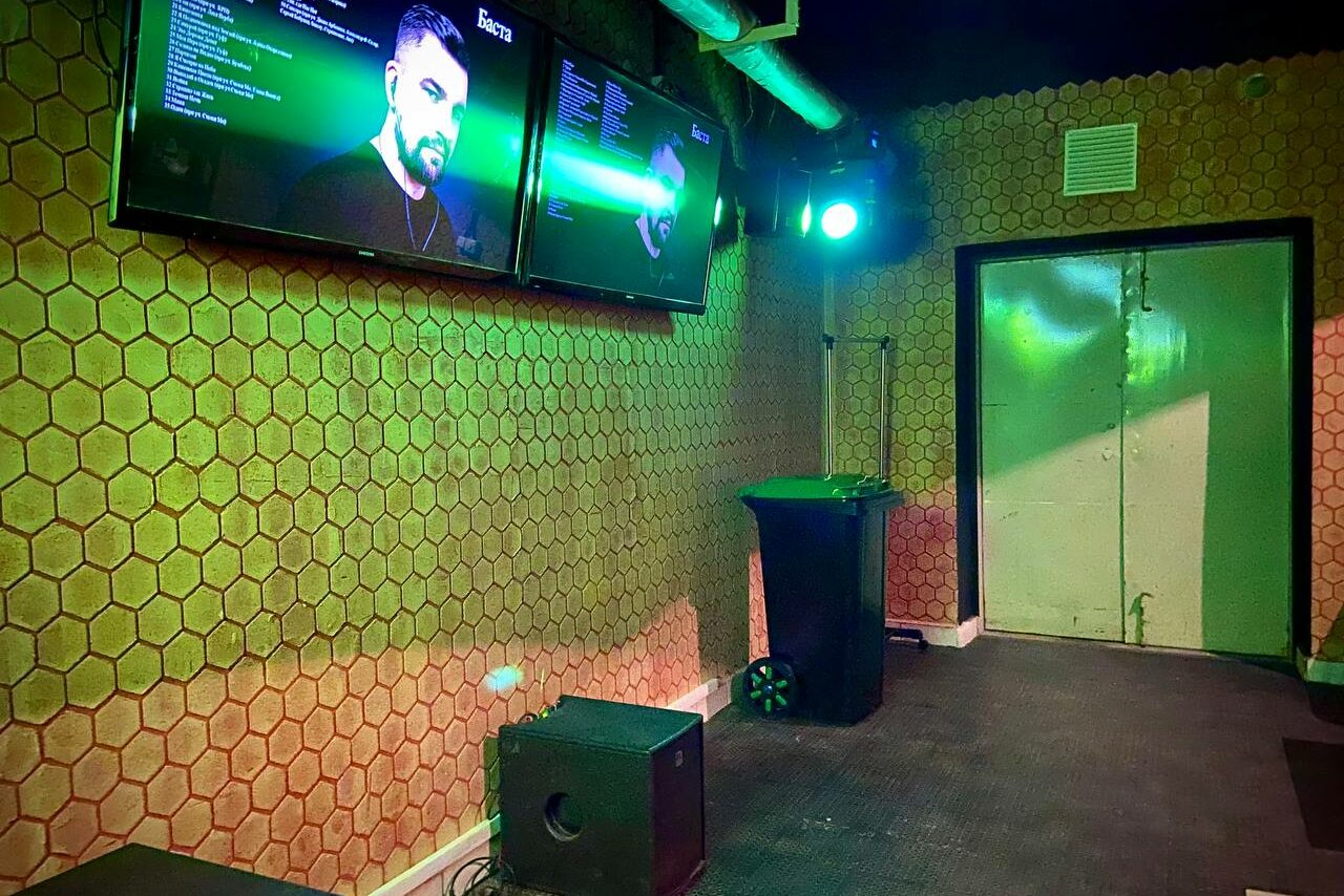 Арендовать BEE-LOUNGE Небольшой светлый лофт-зал