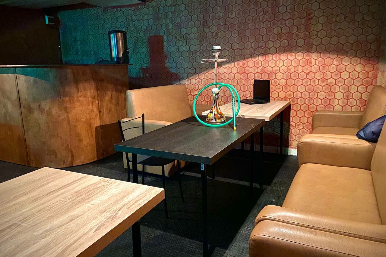 Арендовать BEE-LOUNGE Небольшой светлый лофт-зал
