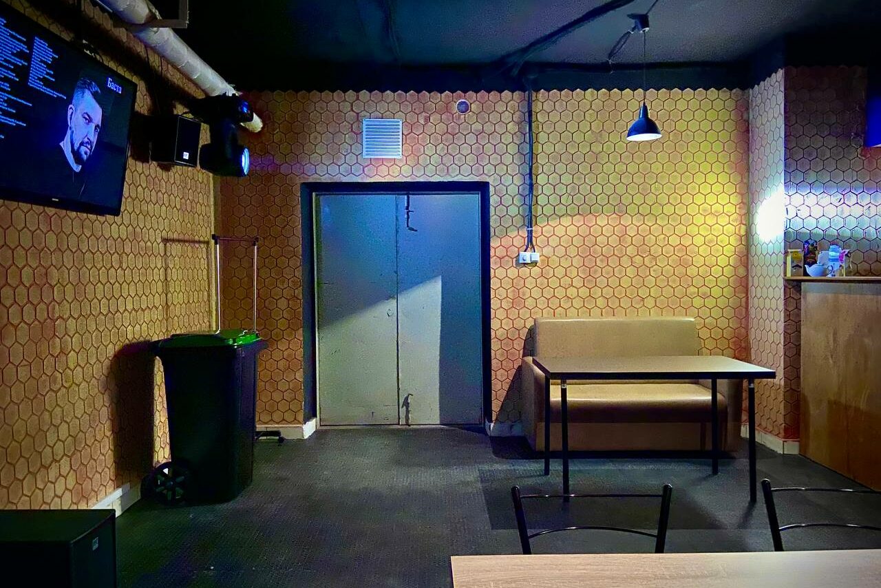 Арендовать BEE-LOUNGE Небольшой светлый лофт-зал