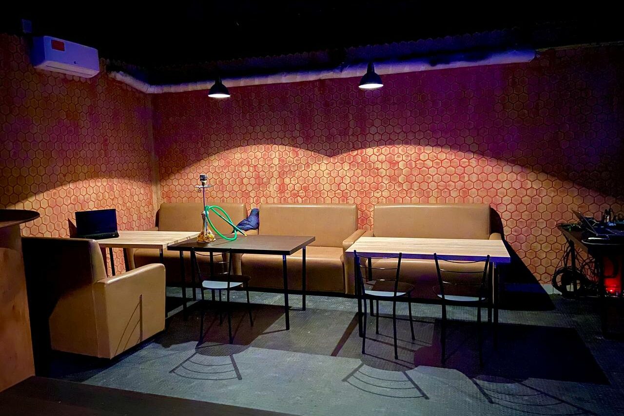 Арендовать BEE-LOUNGE Небольшой светлый лофт-зал