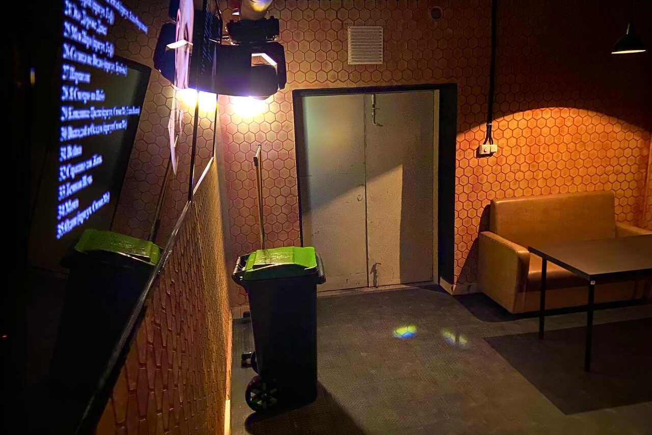 Арендовать BEE-LOUNGE Небольшой светлый лофт-зал