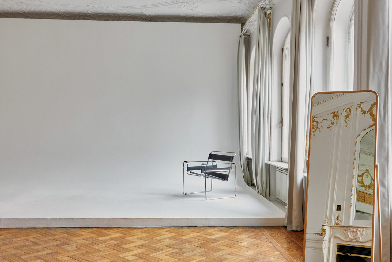 Арендовать Светлая фотостудия с циклорамой 