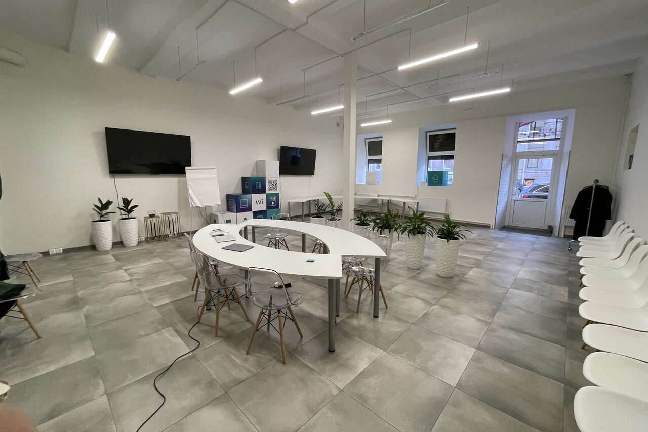 Арендовать Светлое и просторное помещение с залом