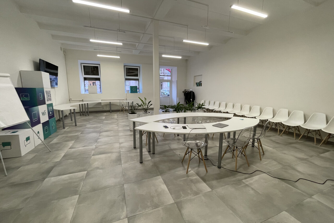 Арендовать Светлое и просторное помещение с залом