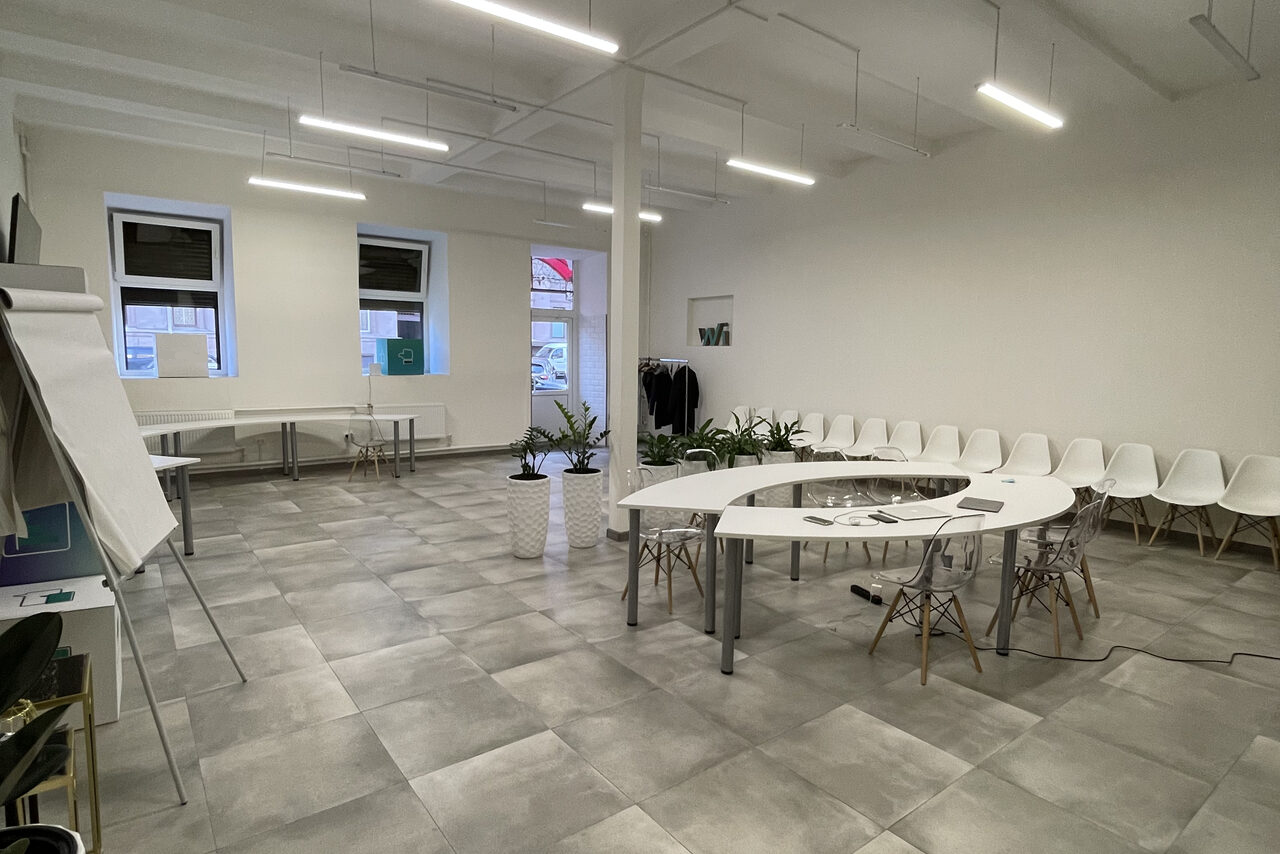 Арендовать Светлое и просторное помещение с залом