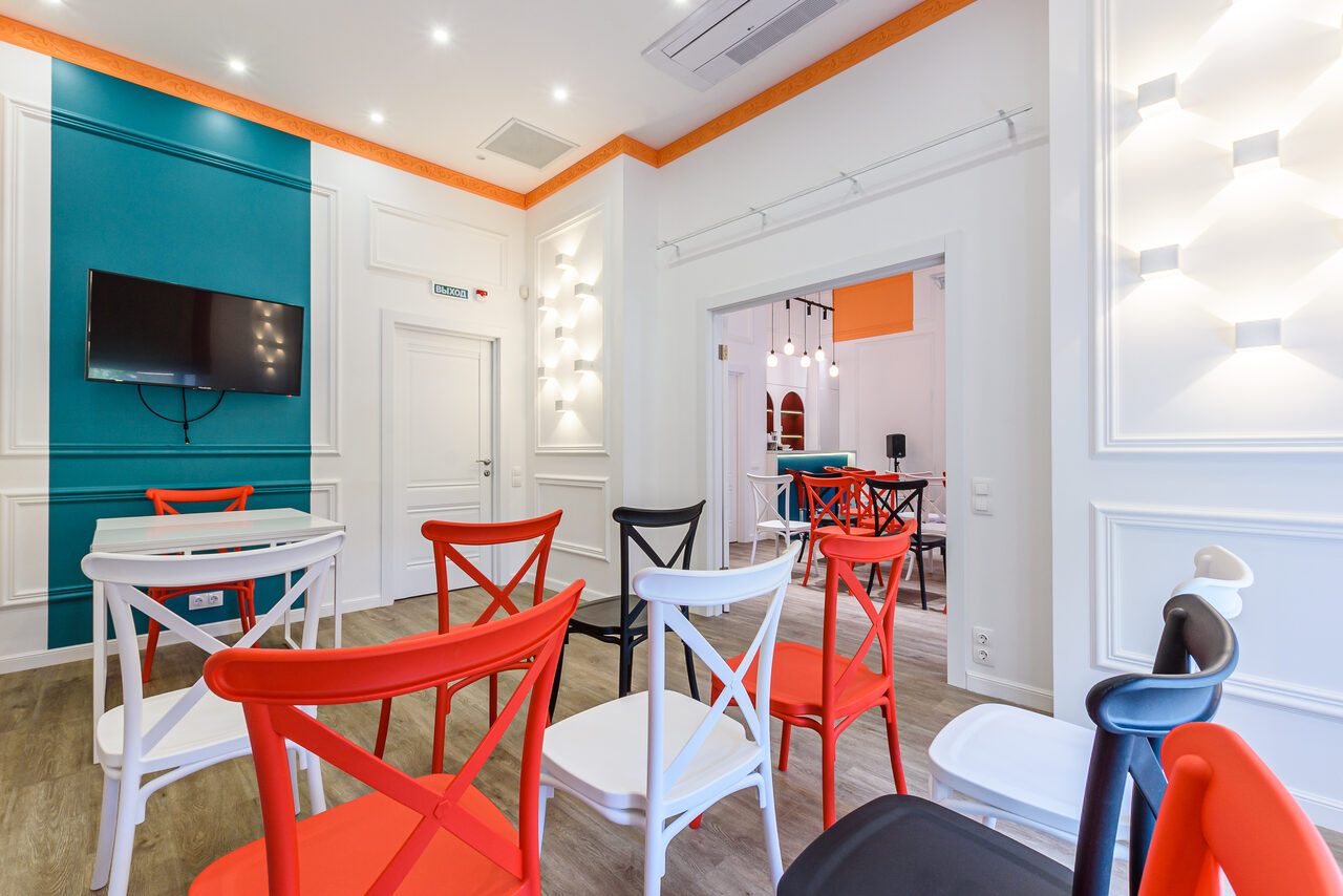 Арендовать Яркий презентационный зал