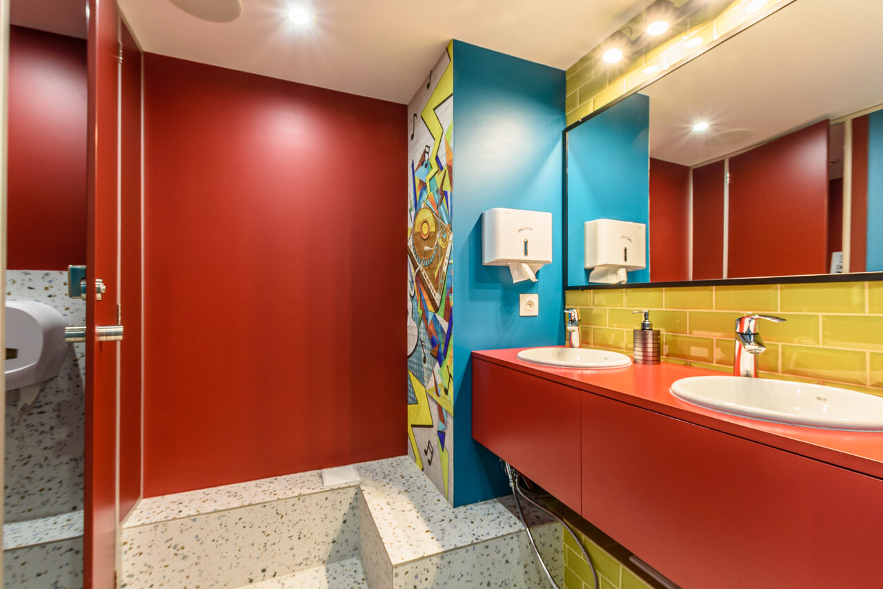 Арендовать Яркий презентационный зал