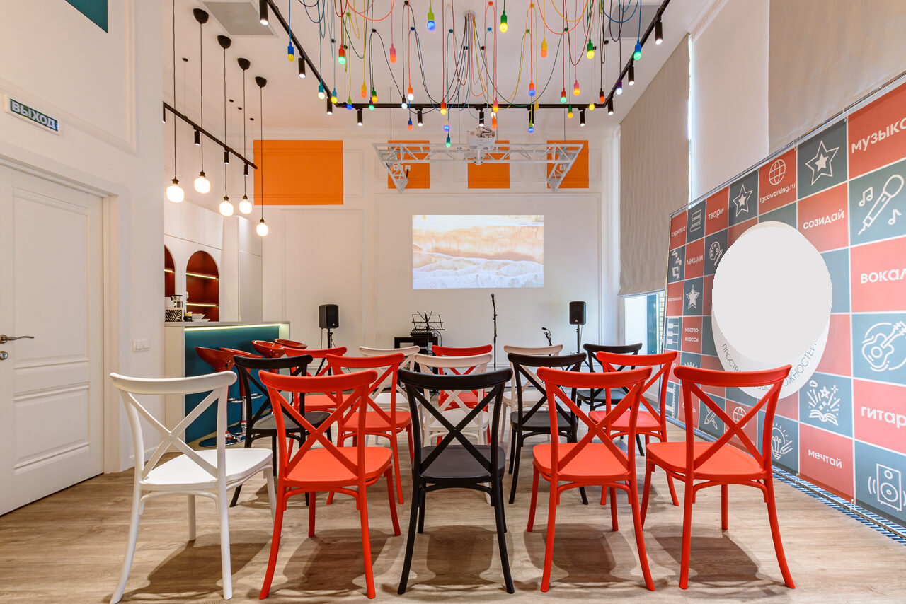 Арендовать Яркий презентационный зал