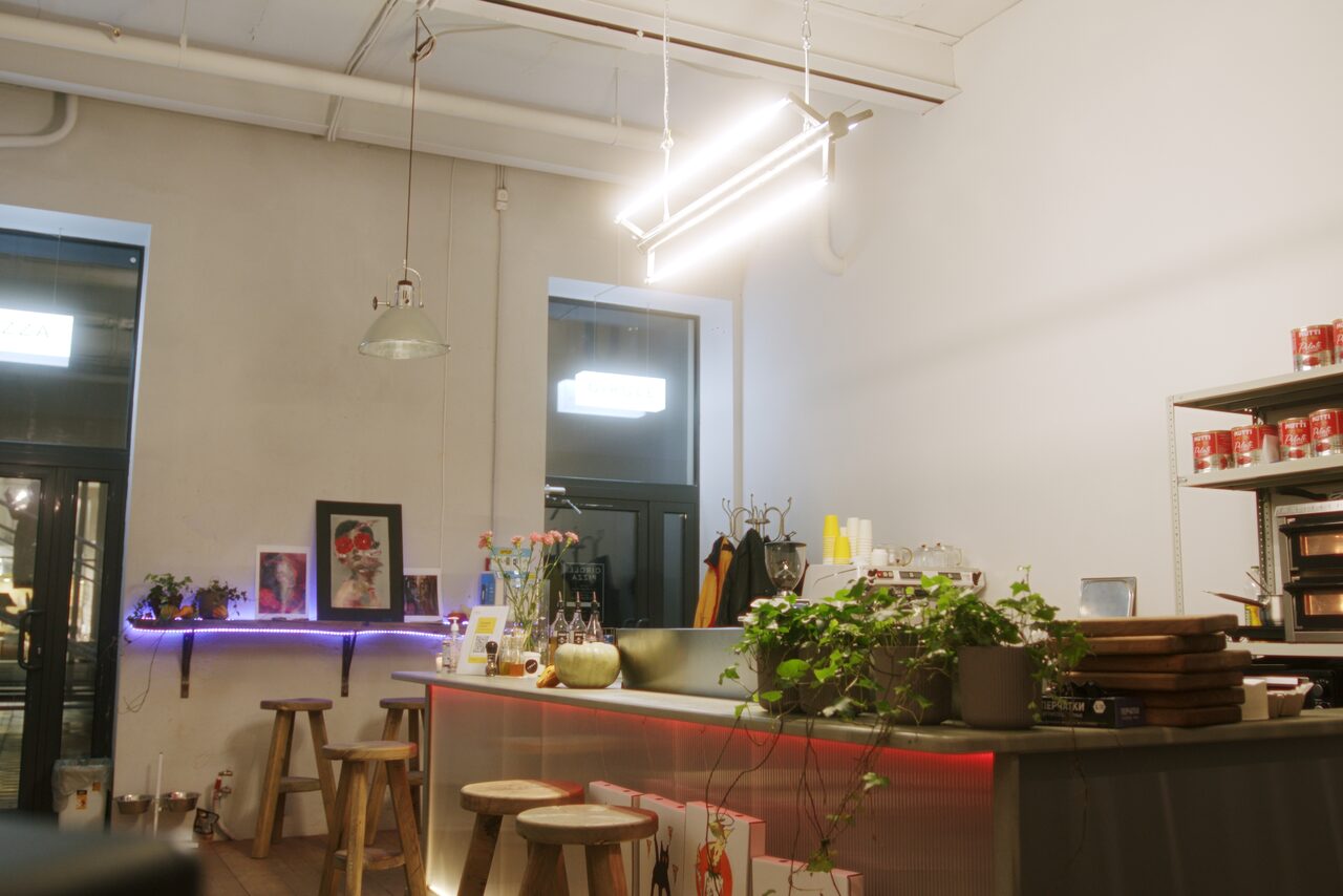 Арендовать Уютный зал пиццерии 