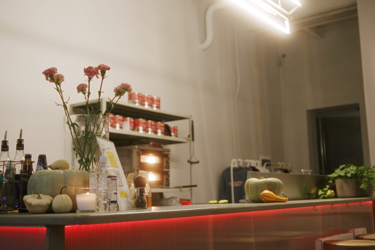 Арендовать Уютный зал пиццерии 