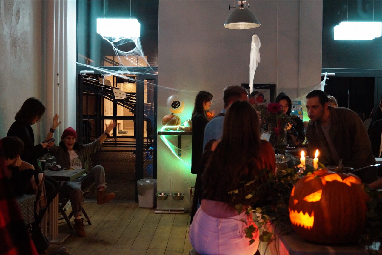 Арендовать Уютный зал пиццерии 