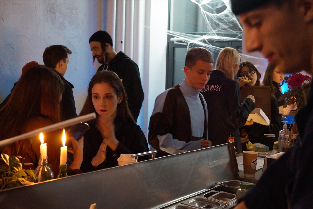 Арендовать Уютный зал пиццерии 