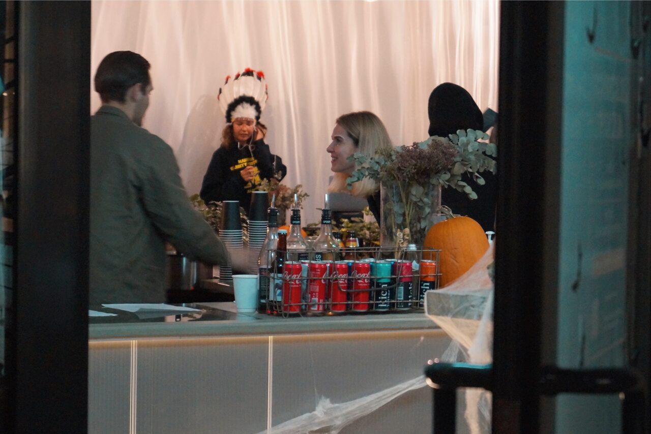 Арендовать Уютный зал пиццерии 