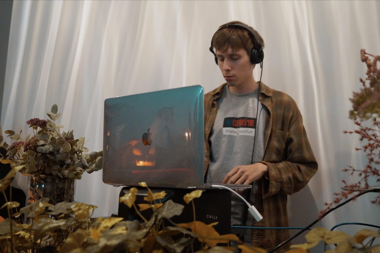 Арендовать Уютный зал пиццерии 