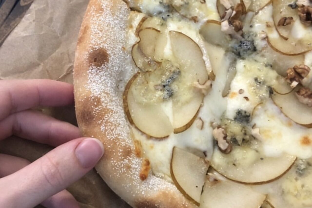 Арендовать Уютный зал пиццерии 