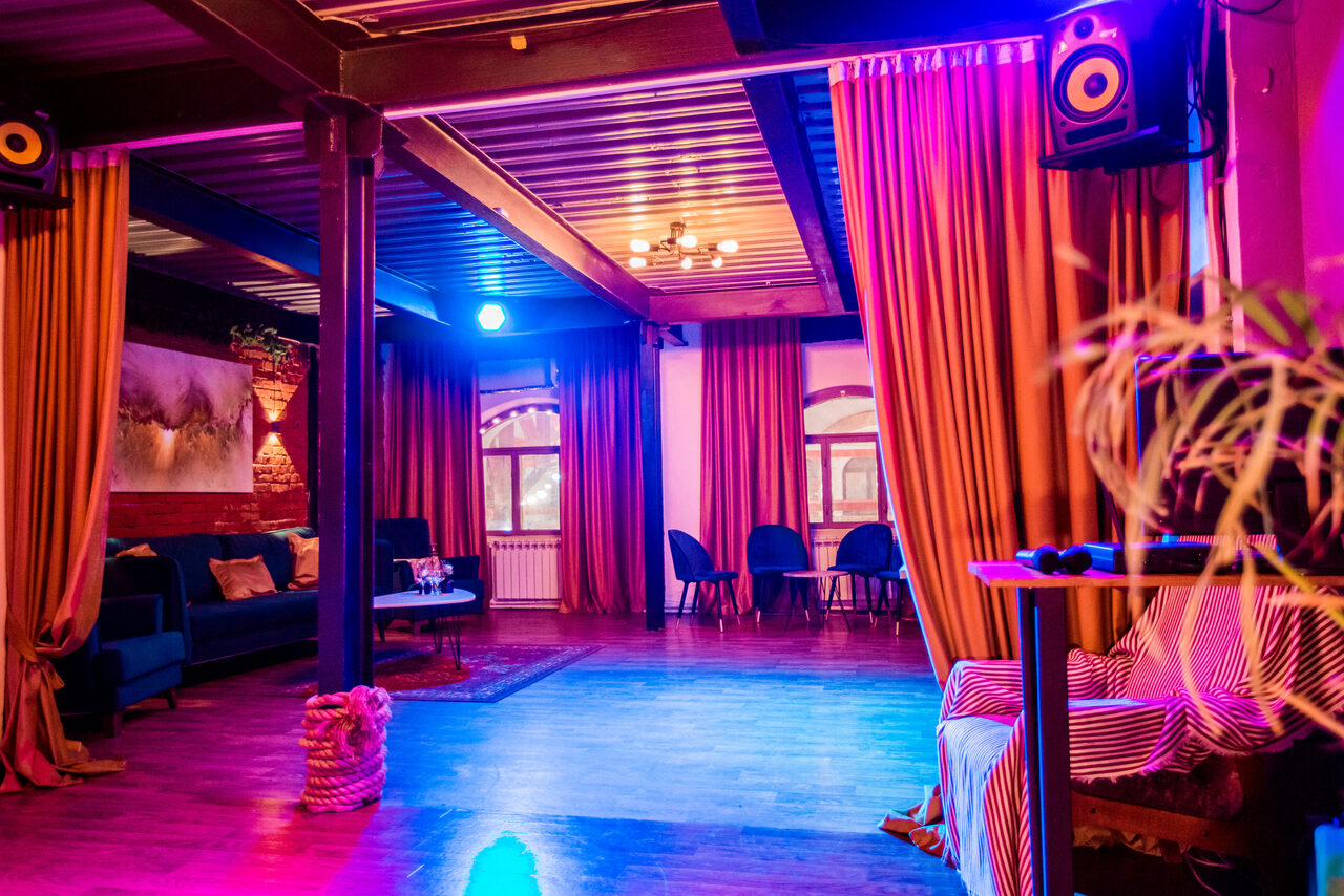 Арендовать Стильная площадка с яркими акцентами