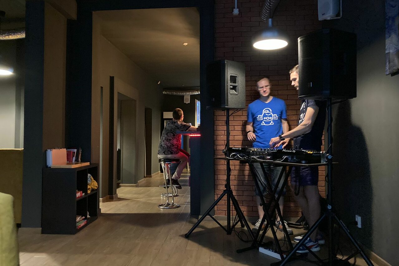 Арендовать Яркий лаундж паб под закрытие