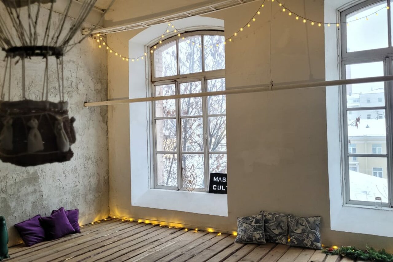 Арендовать Поэт Уютный лофт с большими окнами