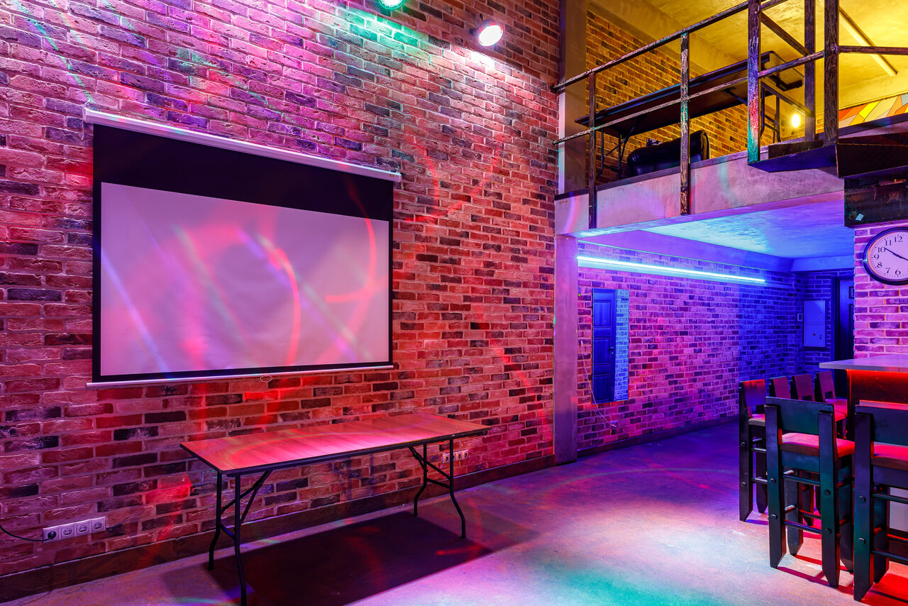 Арендовать Двухуровневый лофт с витражным остеклением