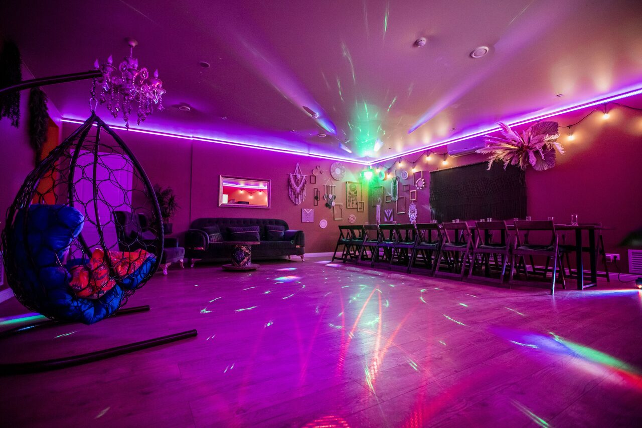 Арендовать Красочный лофт ITALYс неоновым освещением