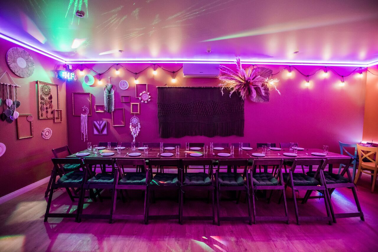 Арендовать Красочный лофт ITALYс неоновым освещением