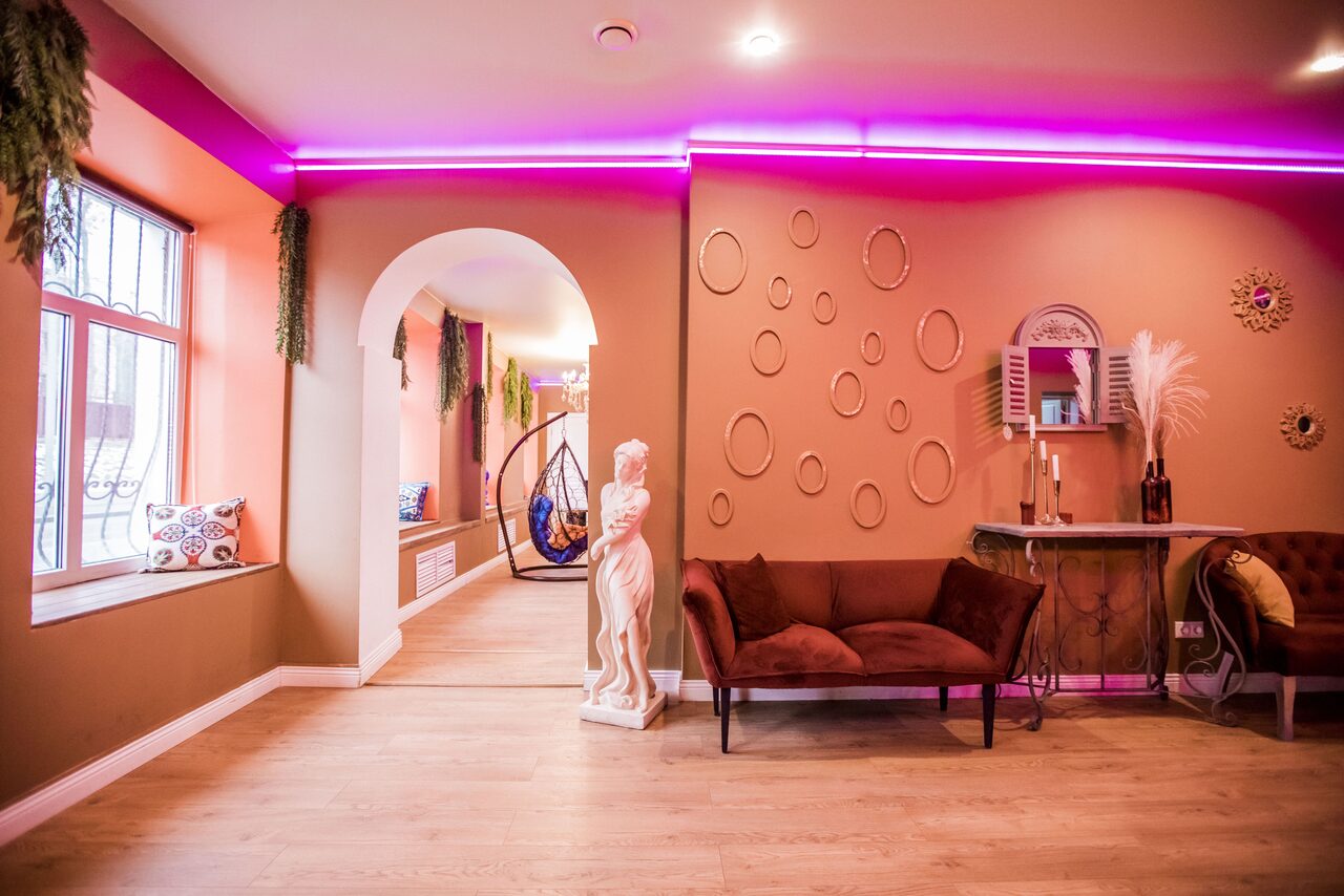 Арендовать Красочный лофт ITALYс неоновым освещением