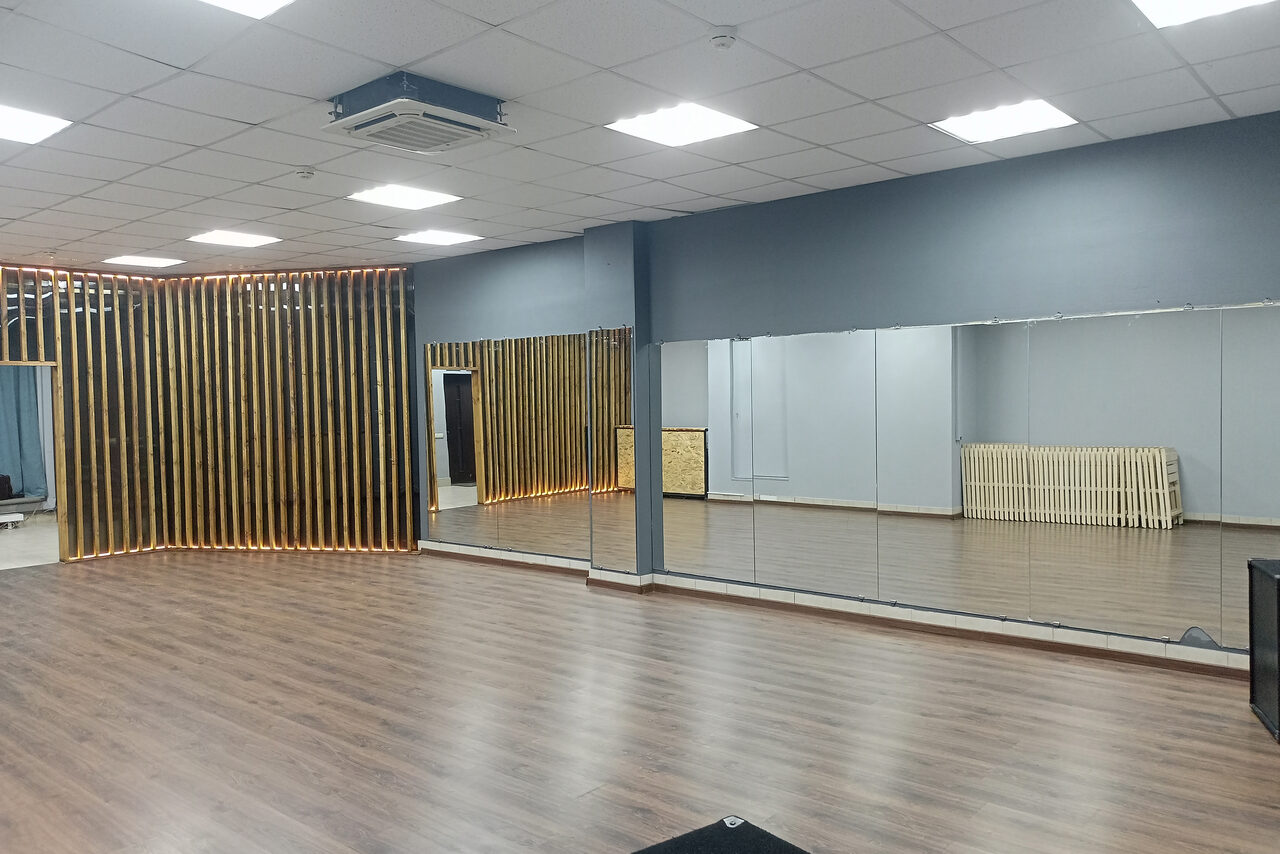 Арендовать Светлый зал с зеркальной стеной