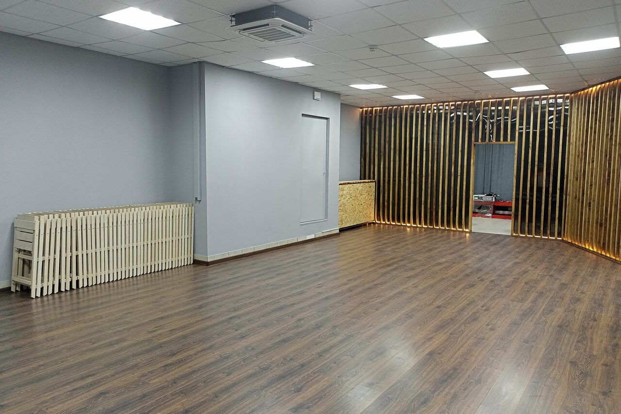 Арендовать Светлый зал с зеркальной стеной