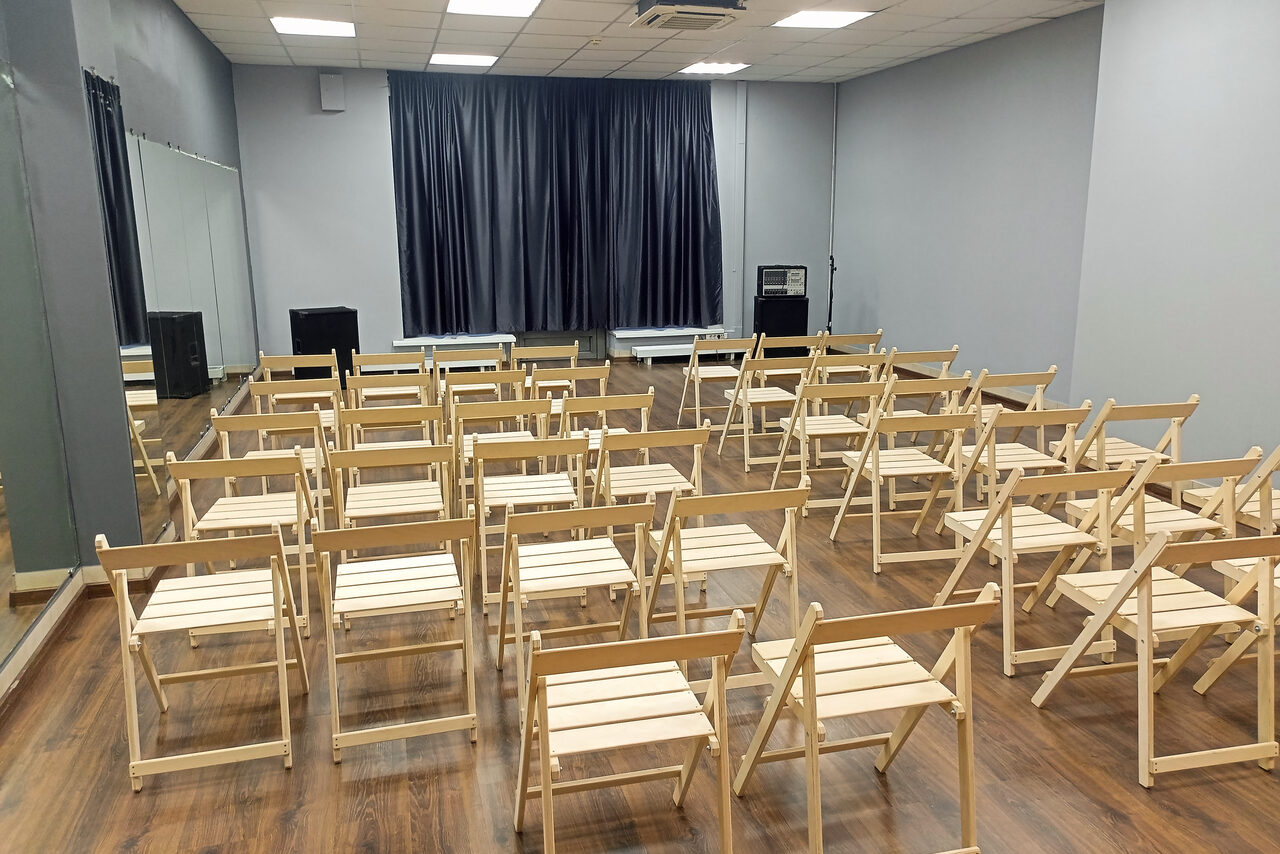 Арендовать Светлый зал с зеркальной стеной