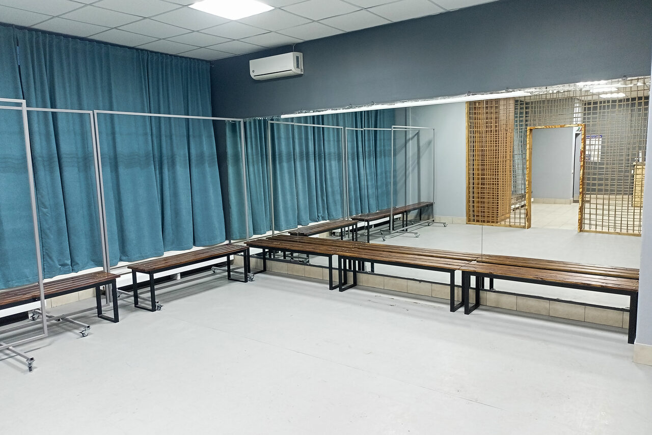 Арендовать Светлый зал с зеркальной стеной