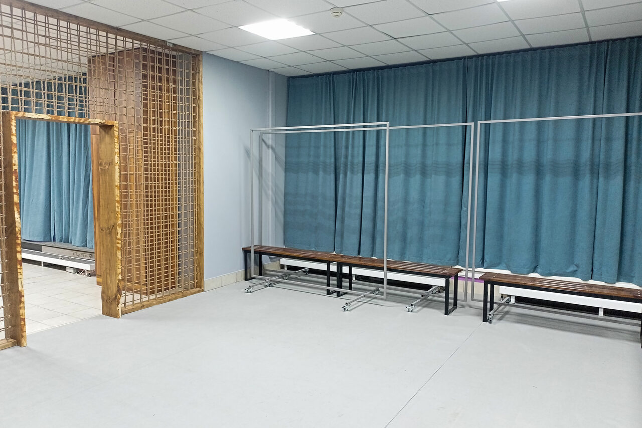 Арендовать Светлый зал с зеркальной стеной