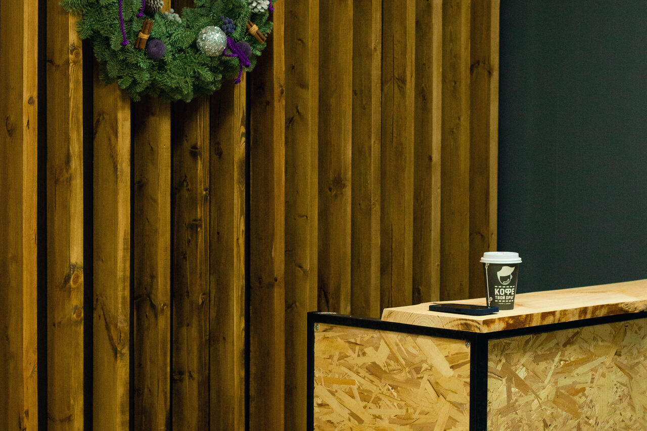 Арендовать Светлый зал с зеркальной стеной