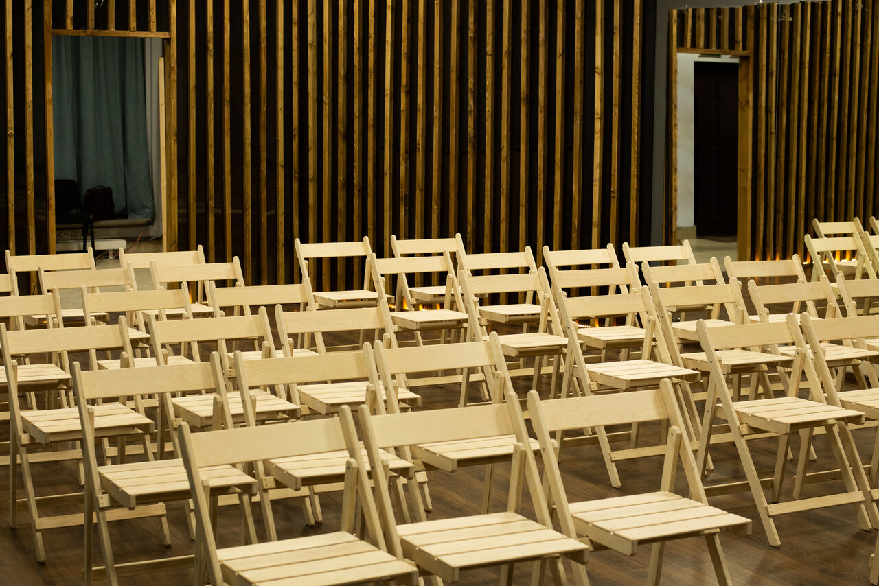 Арендовать Светлый зал с зеркальной стеной