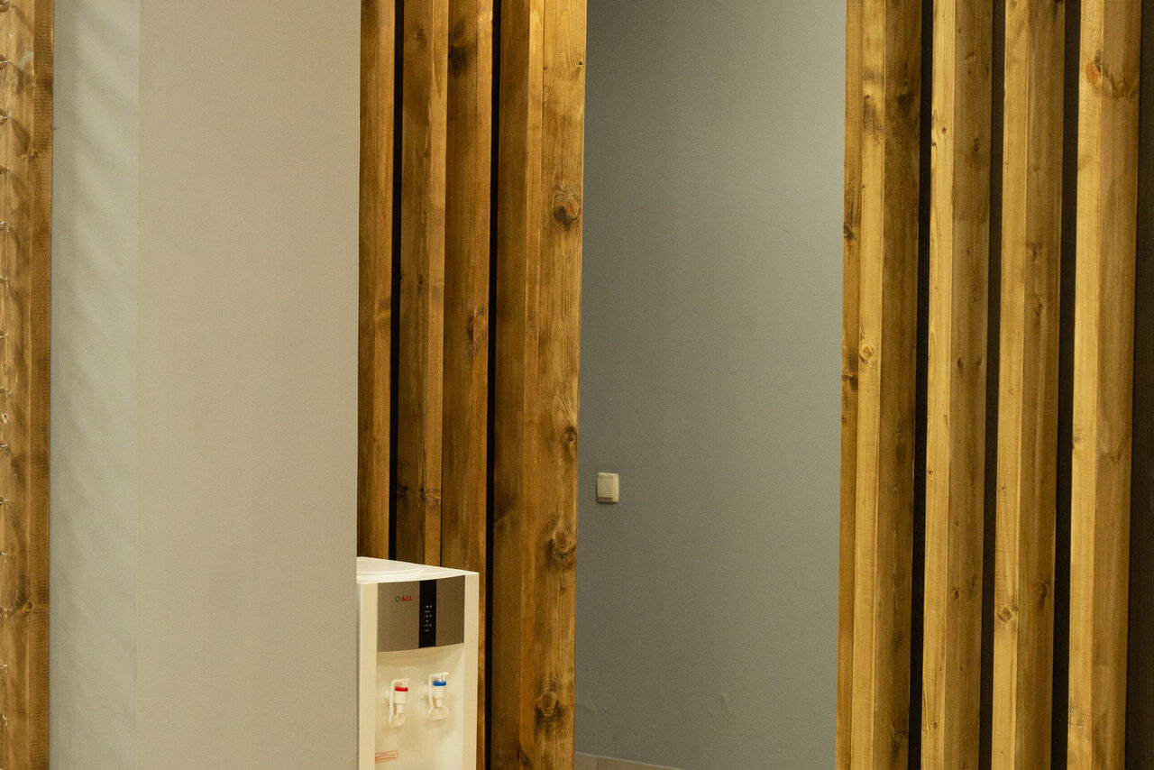 Арендовать Светлый зал с зеркальной стеной